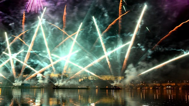 U příležitosti návštěvy čínského prezidenta Si Ťin-pchinga v Česku se v úterý večer uskutečnil u Karlova mostu ohňostroj (29. března 2016).