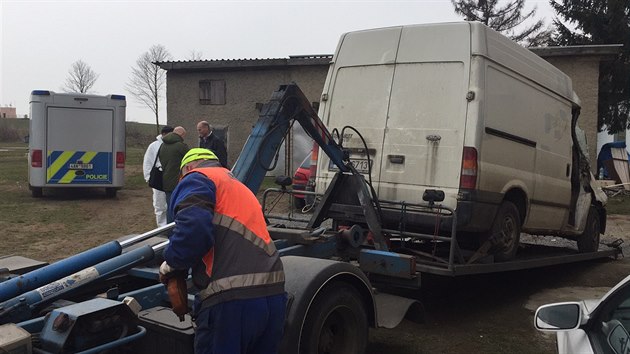 V obci Stezim na Beneovsku nali lid mrtvho mue v dodvce. Podle policie zejm zemel pi dopravn nehod.