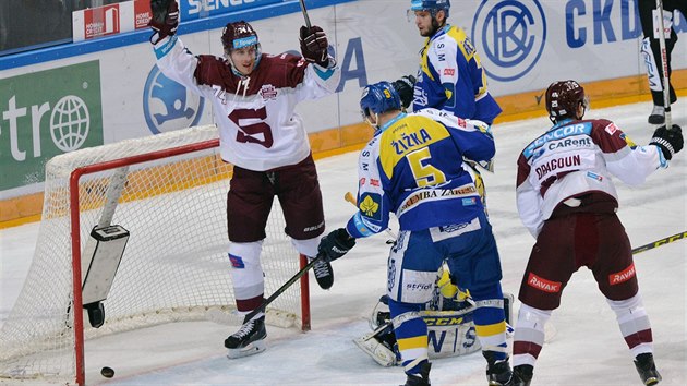 Daniel Pibyl (vlevo) se raduje z prvnho glu ptho utkn tvrtfinle play-off mezi Spartou a Zlnem.