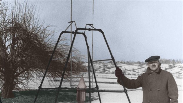 Robert Goddard u své první rakety, 16.3.1926