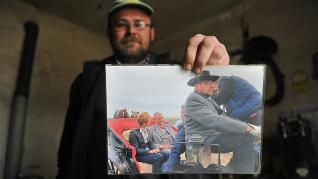 Pi vzpomnce, jak vozil Karla Schwarzenberga, se Pinosil jen smje, ale pamten fotografii ukazuje s hrdost.