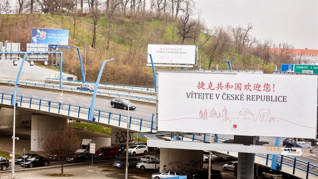 Billboard Vtejte v esk republice na poest sttn nvtvy nskho prezidenta (23. bezna 2016).