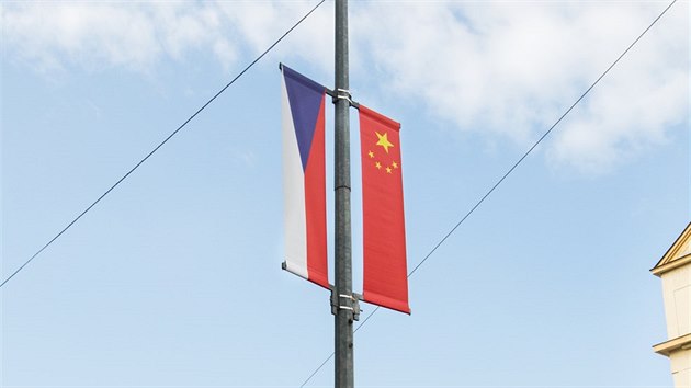 Vlajky kopruj cestu, kterou pojede delegace s nskm prezidentem z letit na Prask hrad (23. bezna 2016).