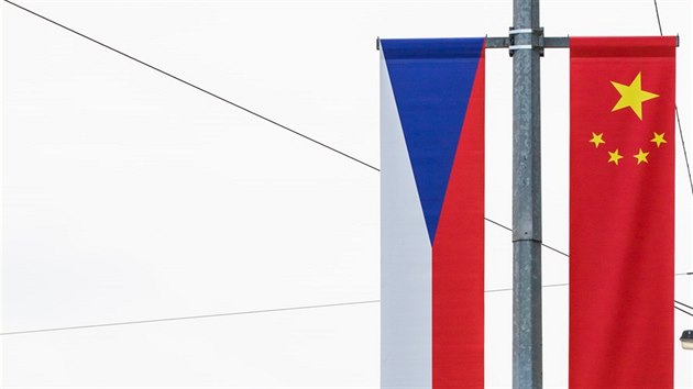 Vlajky kopruj cestu, kterou pojede delegace s nskm prezidentem z letit na Prask hrad (23. bezna 2016).