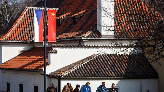 Ped nvtvou nskho prezidenta Si in-pchinga v Praze byly vyven esk a nsk vlajky okolo Praskho hradu (23. bezna 2016).