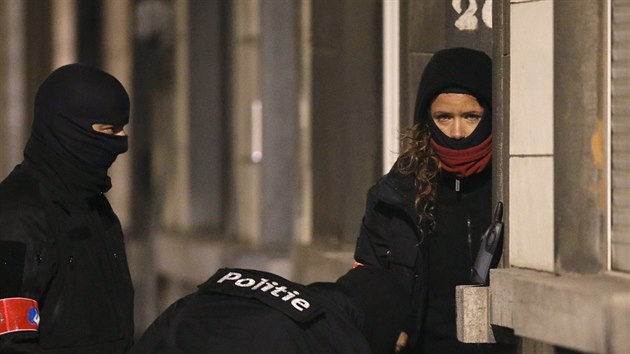 Policie pi veernm zsahu v bruselsk tvrti Schaerbeek (25. bezna 2016).