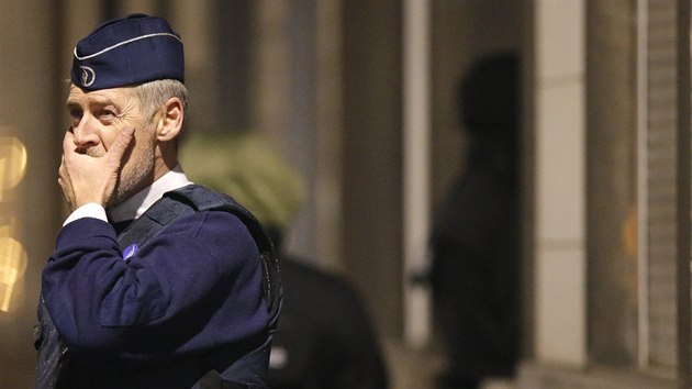 Policie pi veernm zsahu v bruselsk tvrti Schaerbeek (25. bezna 2016).