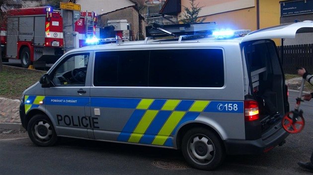 Non honika policie s ervenm peugeotem skonila ve Venorech. 24let idi tam naboural policejn vz (25. bezna 2016).