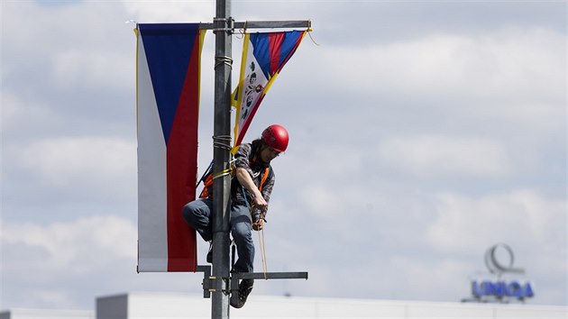 Nvtvu nskho prezidenta doprovzej i protesty, nkde zavlly tibetsk vlajky. (28. bezna 2016)