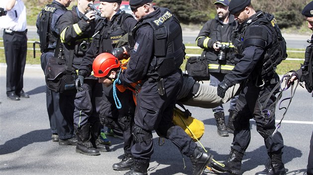 Nvtvu nskho prezidenta doprovzej i protesty, jednoho z protestujcch odvdj policist. (28. bezna 2016)