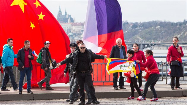 Na Hlvkv most pili i protestujc s tibetskmi vlajkami (28. bezen 2016)