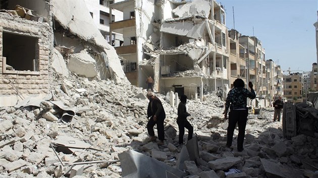 Asadovmi silami vybombardovan ulice Idlibu, duben 2015. Proto z msta obyvatel prchaj.