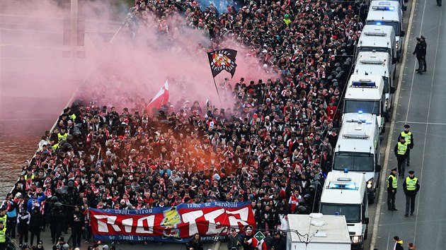 Pochod fanouk fotbalovho klubu Slavia na derby praskch S (20. bezna 2016)