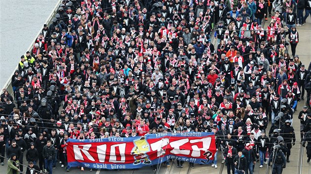 Pochod fanouk fotbalovho klubu Slavia na derby praskch S (20. bezna 2016)