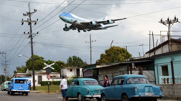Prezidentský speciál Air Force One ped historickým pistáním v Havan (20....