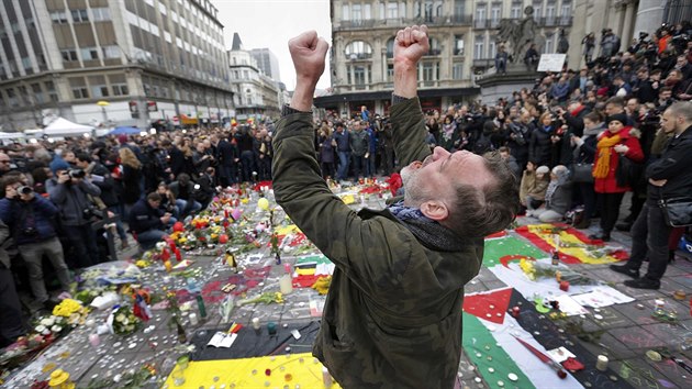 U pietnho msta v centru Bruselu se sely stovky lid. (23. bezna 2016)