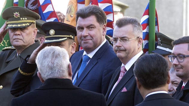 Martin Nejedl (uprosted) a Jaroslav Tvrdk pi sttn nvtv nskho prezidenta Si in-pchinga na Praskm hrad. (29. bezna 2016)