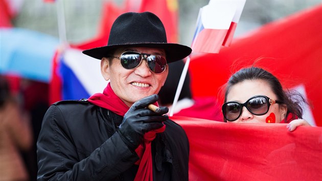 Demonstrace proti pompzn form sttn nvtvy nskho prezidenta Si in-pchinga na prask Kamp. (29. bezna 2016)