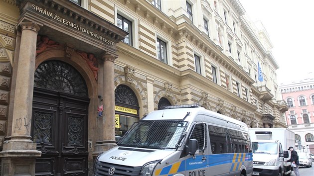Protikorupn policie zasahuje v sdle Sprvy eleznin dopravn cesty v prask Dldn ulici (22. bezna 2016).