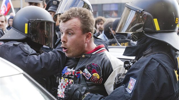 Policist zashli pi demonstraci v Praze (26. bezna 2016).