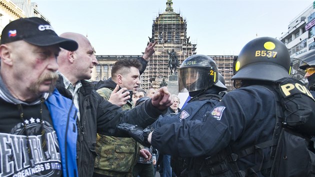 Policist zashli pi demonstraci v Praze (26. bezna 2016).