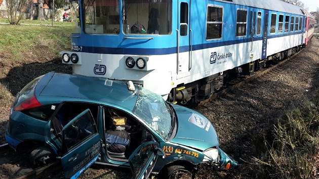 V centru Tebe se srazil vlak s autem (28. bezna 2016)