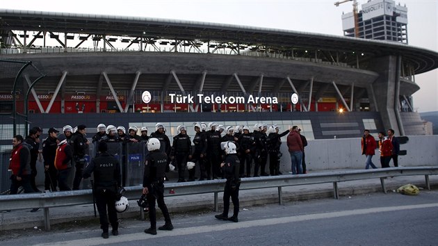 Policie dohl na fotbalov fanouky opoutjc stadion (20. bezna 2016).