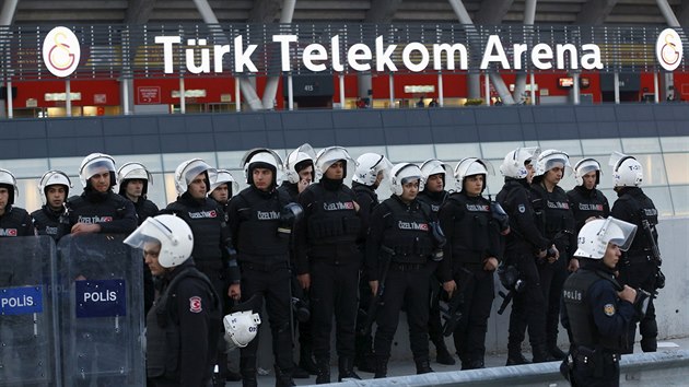 Policie dohl na fotbalov fanouky opoutjc stadion (20. bezna 2016).