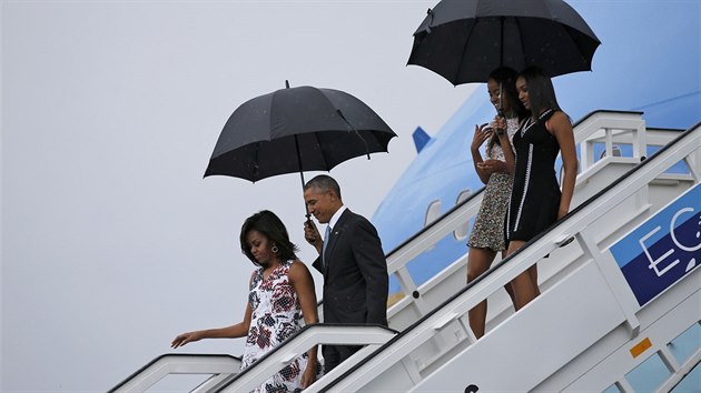 Prezident Obama s rodinou vystupuje z Air Force One na letiti v Havan (20. bezna 2016).