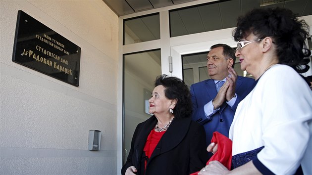Pamtn desku s Karadiovm jmnem odhalil prezident Milorad Dodik za ptomnosti Karadiovy dcery (vpravo) a jeho eny (20. bezna 2016).