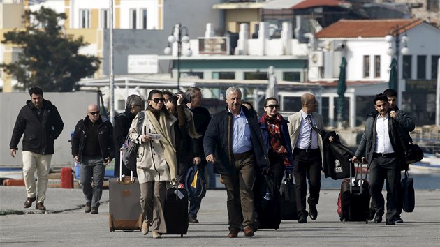 Turet ednci, kte maj pomhat s naplovn dohody o vracen migrant, dorazili do pstavu Mytilene na eckm ostrov Lesbos (21. bezna 2016).