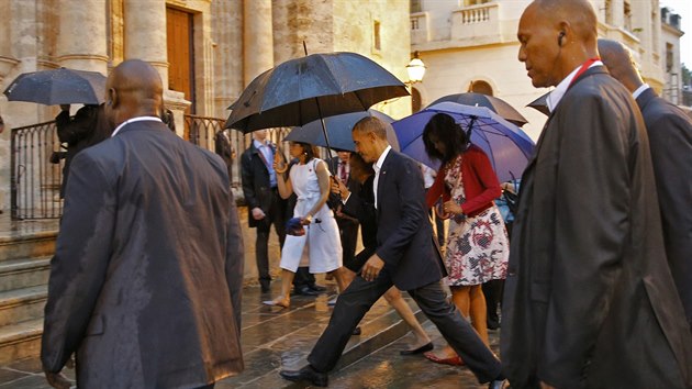 Obama na prochzce starou Havanou (20. bezna 2016).