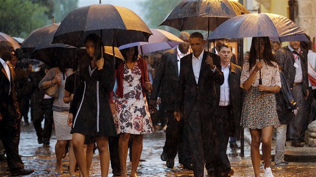 Barack Obama s rodinou na prochzce starou Havanou (20. bezna 2016).