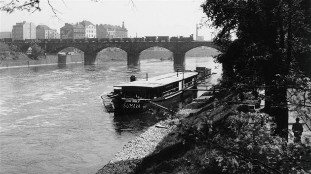 Parn lokomotiva s nkladnm vlakem na Negrelliho viaduktu ze tvanice. V pozad Bubensk nbe na fotografii Jana Novotnho po roce 1930.