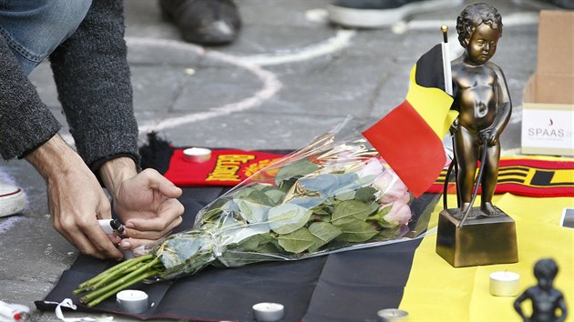Pietu po teroristickch tocch dopluje znm bruselsk symbol - urajc chlapeek (Manneken Pis, 22. bezna 2016).