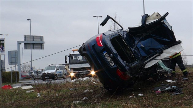 V ulici 5. kvtna havarovalo BMW. (26. bezna 2016)