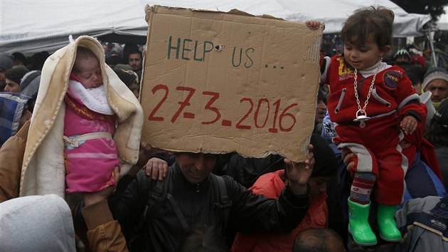 Benci v Idomeni poadovali oteven ecko-makedonsk hranice. (27. bezna 2016)