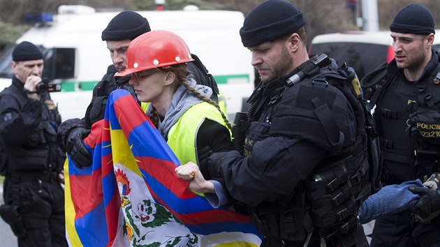 Nvtvu nskho prezidenta doprovzej i  protesty, policie zasahovala napklad v Evropsk ulici. (28. 3. 2016)