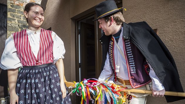 Na Velikonon pondl vyrazili krojovan lenov folklornho souboru Klobuan na obchzku po Valaskch Kloboukch. (28. 3. 2016)