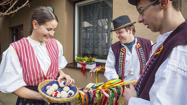 Na Velikonon pondl vyrazili krojovan lenov folklornho souboru Klobuan na obchzku po Valaskch Kloboukch. (28. 3. 2016)