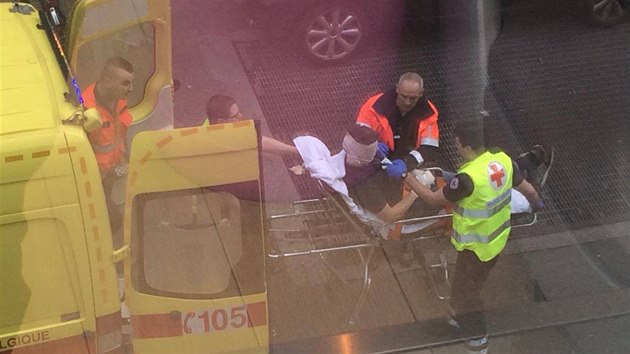 Zchrani oetuj u stanice metra Maelbeck v Bruselu zrann pi teroristickm toku (22. bezna 2016).