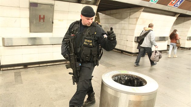 Bezpenostn opaten v praskm metru po teroristickch tocch v Bruselu. (22. 3. 2016)