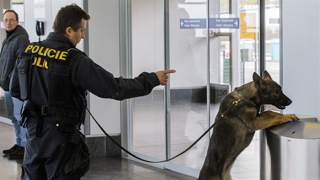 Poslen policejn dohled na praskm letiti Vclava Havla v souvislosti s teroristickm toky v Bruselu (22. 3. 2016)