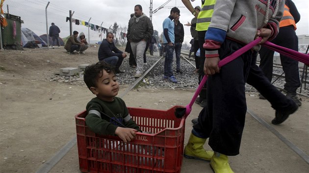 Benci v Idomeni zablokovali eleznin koleje (22. bezna 2016)