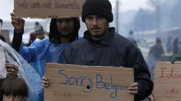 Kurdov se v Idomeni omlouvaj za toky v Bruselu a zdrazuj, e nejsou terorist (22. bezna 2016)