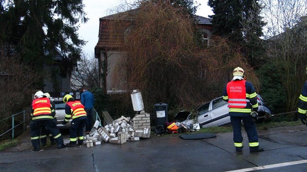 idika po nrazu do budky s elektromrem sjela s autem do potoka, vozidlo skonilo na stee (24.3.2016).