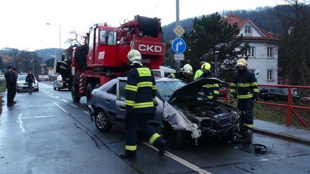 idika po nrazu do budky s elektromrem sjela s autem do potoka, vozidlo skonilo na stee (24.3.2016).