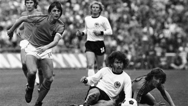 Johan Cruyff  v nizozemskm dresu v utkn proti Nmecku na mistrovstv svta v roce 1974 unik lecmu Paulu Breitnerovi.