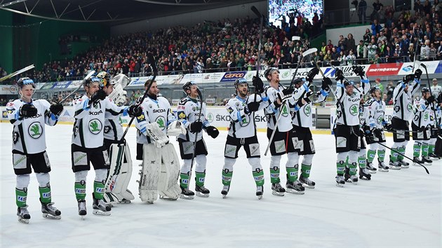 Hokejisté Mladé Boleslavi se radují z postupu do semifinále.