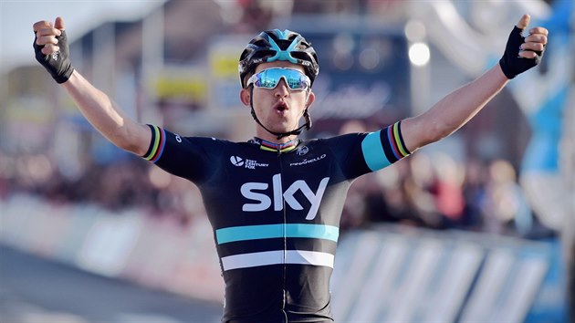 Michal Kwiatkowski slaví triumf v belgické klasice E3 Harelbeke.